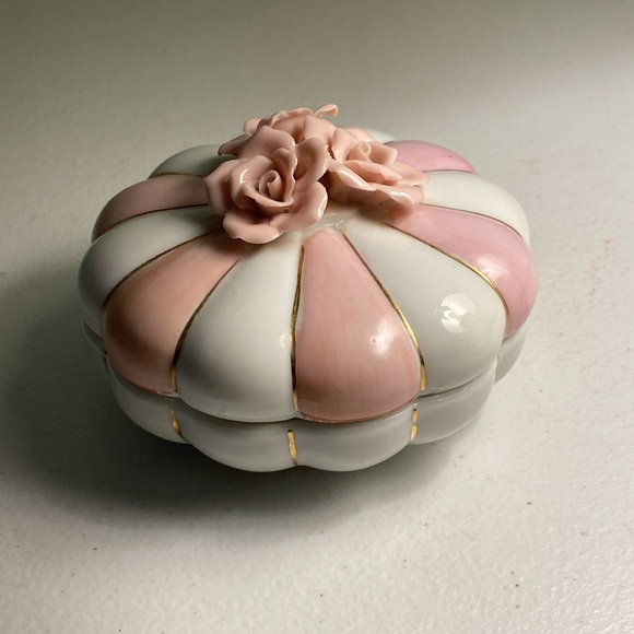 Vintage Porcelain Floral Powder/Trinket Jar - Picture 5 of 8